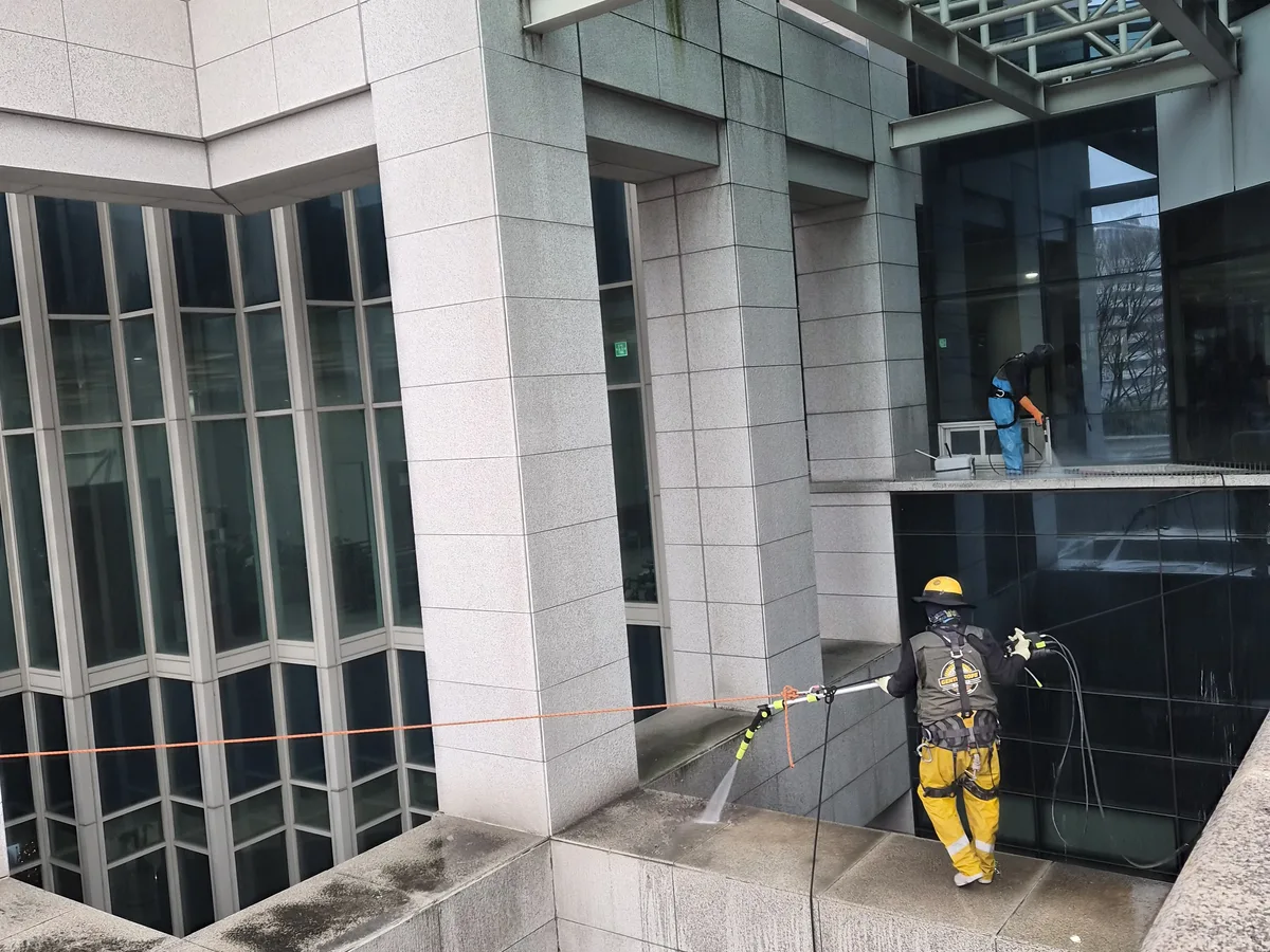청주시 상당구 대성동 상가건물 옥상 파라펫 장비 주변 정밀 위생청소 사례 - 행진크린