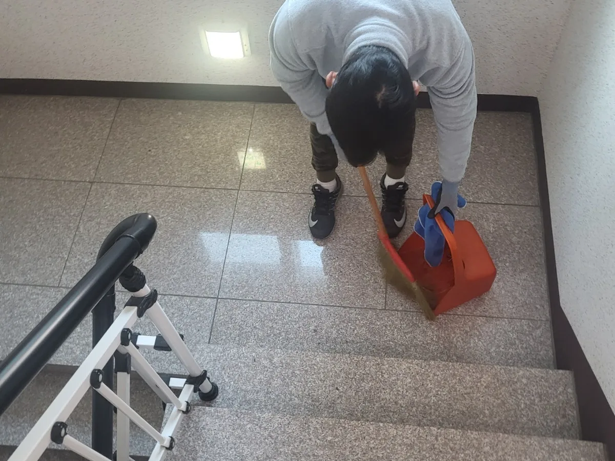 진천군 문백면 빌라 공동현관 장비 주변 정밀 위생청소 사례 - 행진크린