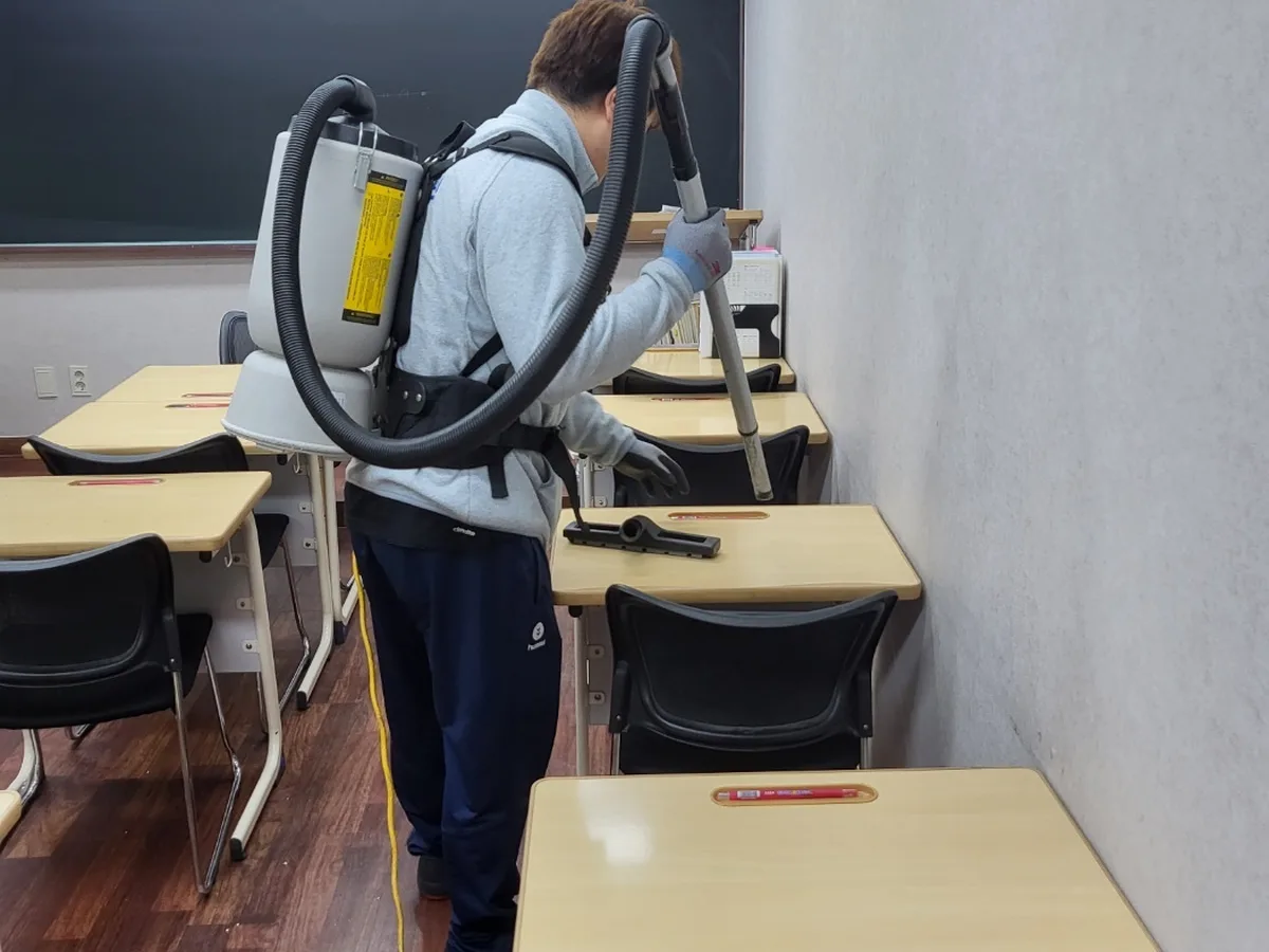 옥천군 안내면 학교 현관·중앙홀 바닥 위생청소 사례 - 행진크린